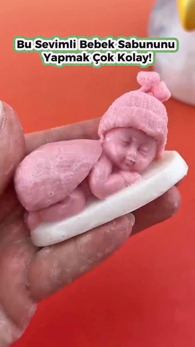 Pembe bebek sabunu. "Bu Sevimli Bebek Sabununu Yapmak Çok Kolay!" yazısı. Silikon kalıpla sabun dökümü.