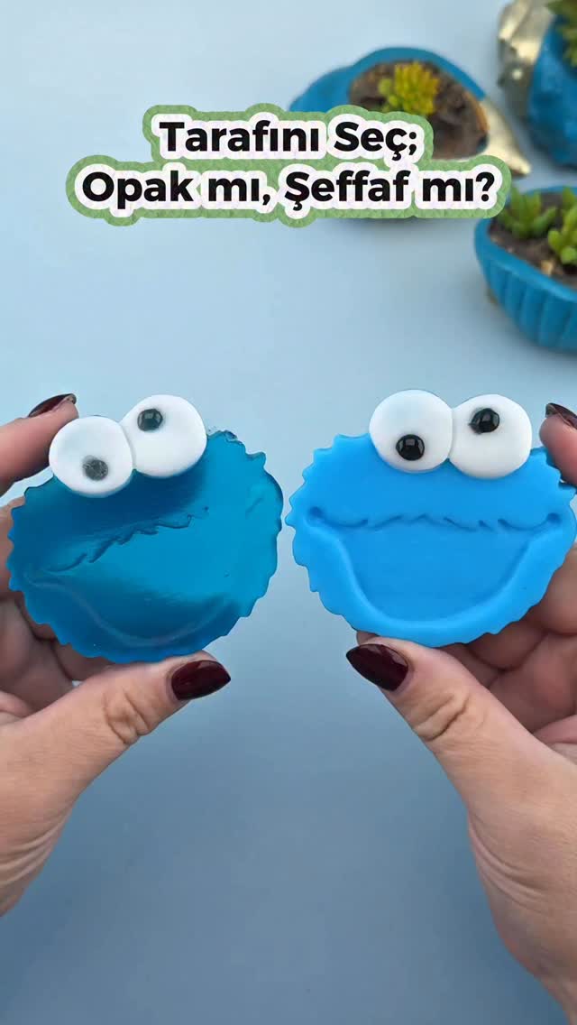 Silikon kalıp ile yapılmış 2 mavi kurabiye canavarı figürü