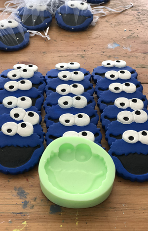 Kurabiye canavarı temalı silikon kalıp ve kalıpla yapılmış kurabiyeler. Silikon kalıp ürünleri.