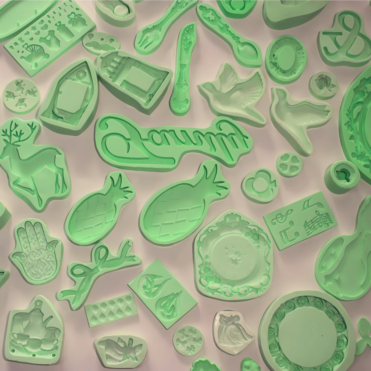 Çeşitli şekillerde silikon kalıplar. Silikon kalıp ile mum, sabun, alçı ve epoksi dökümü için ideal.