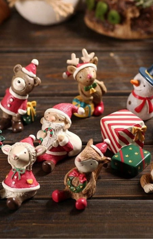 Noel baba, ren geyiği ve diğer figürlerin olduğu silikon kalıp dökümü yılbaşı süsleri.