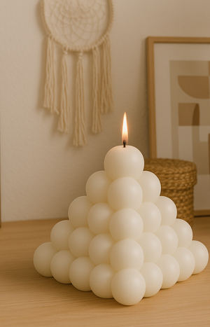 Silikon kalıp ile yapılmış, piramit şeklinde, beyaz baloncuk mum.