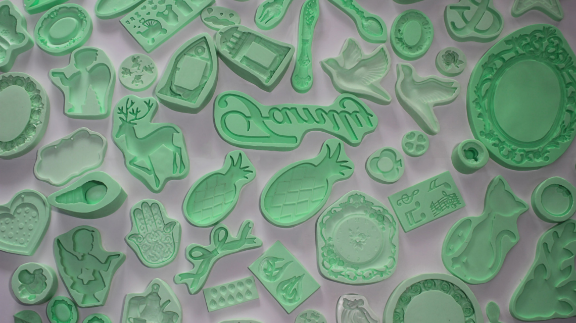 Çeşitli şekillerde RTV2 silikon kalıplar: geyik, güvercin, çerçeve, ananas ve daha fazlası. Silikon kalıp seçimi için ideal.