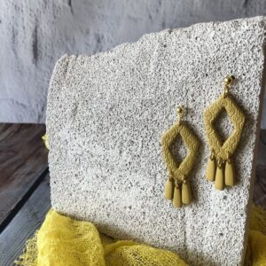 Sarı renkli, desenli silikon kalıpla yapılmış el yapımı küpeler.