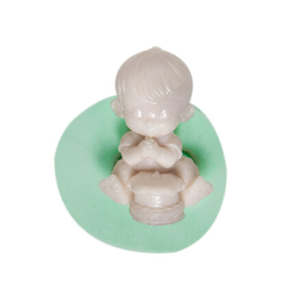 1 yaş pastası üfleyen erkek bebek silikon kalıbı ile yapılmış bebek figürü. Doğum günü anısı için ideal.