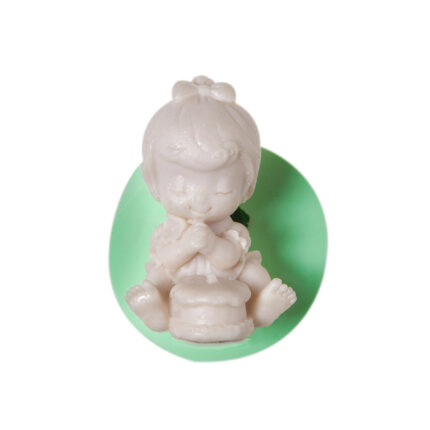 1 yaş pastası üfleyen kız bebek silikon kalıbı ile yapılmış obje.