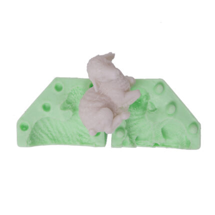 3 boyutlu kuzu silikon kalıp ve kalıptan çıkmış sevimli kuzu figürü. Hayvan temalı silikon kalıp.