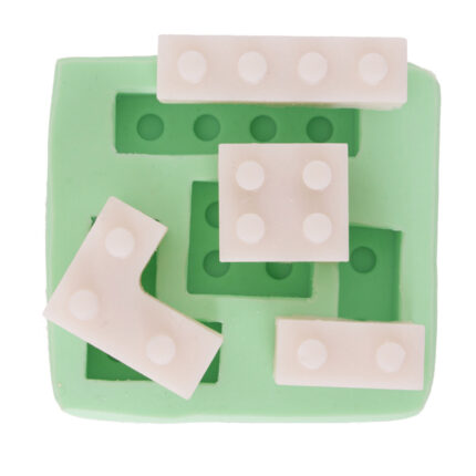 4'lü lego silikon kalıbı ve dökülmüş lego parçaları. Oyuncak temalı dekorasyon için ideal.