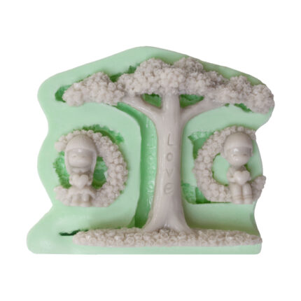 Ağaçta sallanan çift silikon kalıp modeli, "LOVE" yazılı ağaç ve çift figürleri içeriyor. Sevgililer Günü süsü için ideal.