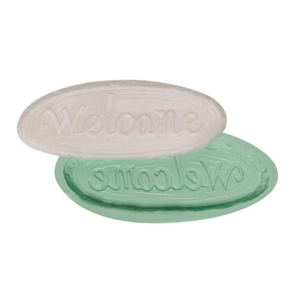 Ahşap üstünde welcome yazısı silikon kalıbı ve kalıptan çıkmış "Welcome" yazılı obje.