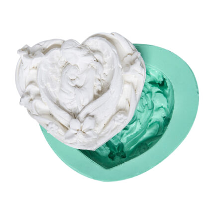 Anne-bebek kalpli silikon kalıp ve alçıdan yapılmış anne-bebek figürlü kalp. Aile sevgisi objesi.