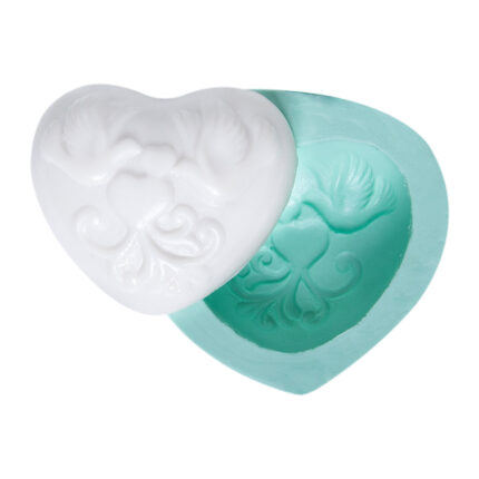Aşık kuşlar figürlü silikon kalıp ve kalıptan çıkmış kalp şeklinde sabun.