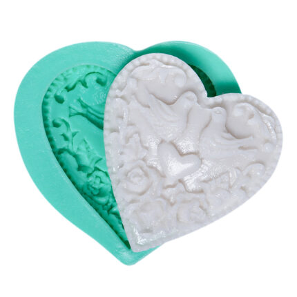 Aşık kuşlar silikon kalıbı ve kalıptan çıkarılmış romantik kalp şeklinde sabun.
