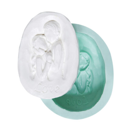 Aşk el oyması silikon kalıbı ve alçıdan dökülmüş "Love" yazılı obje. Romantik hediye konsepti.