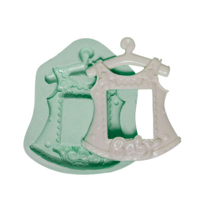 Askılı bebek elbisesi çerçeve silikon kalıbı ve kalıptan çıkmış bebek elbisesi çerçeve objesi.