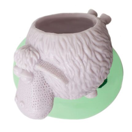 Ayağı havada koyun saksı silikon kalıbı ile yapılmış, sevimli hayvan figürlü saksı.