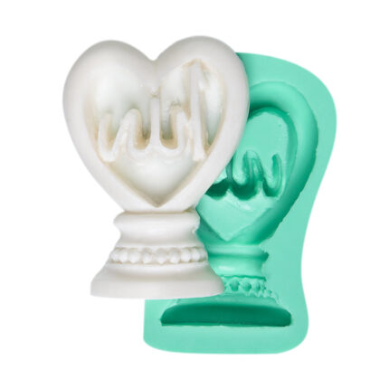 Ayaklı Allah yazısı desenli silikon kalıbı ve döküm örneği. İslami dekoratif obje yapımı için dini figür kalıbı.