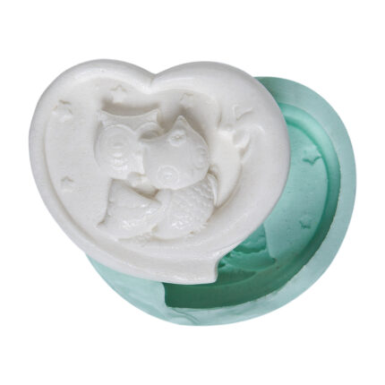 Ayda aşık baykuşlar silikon kalıbı ile dökülmüş kalp şeklinde baykuşlu sabun. Romantik gece konsepti.