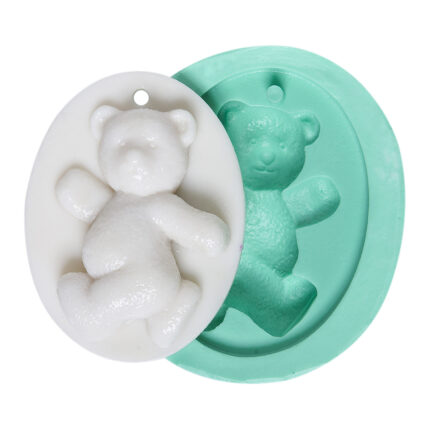 Ayıcık delikli silikon kalıp ve kalıptan çıkarılmış ayıcık figürü. Çocuk temalı süsleme için ideal.
