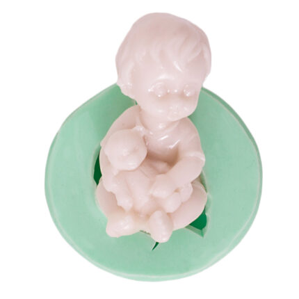 Ayıcıklı oturan çocuk silikon kalıbı. Bebek temalı sabun ve dekoratif obje yapımı için ideal.