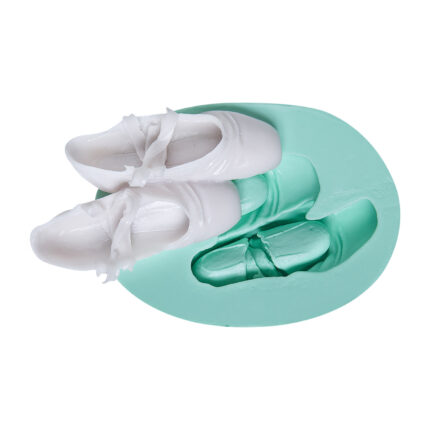 Balerin ayakkabısı silikon kalıbı ve kalıptan çıkmış balerin ayakkabısı figürleri. Balerin temalı dekorasyon için ideal.