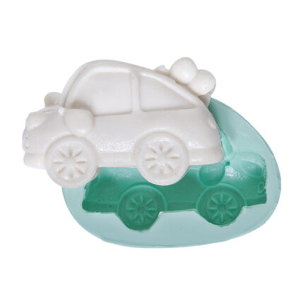 Balonlu gelin arabası silikon kalıbı ve kalıptan çıkmış sabun/mum örneği. Düğün temalı el işi için ideal.