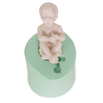 Bandanalı oturan kız silikon kalıbı ve kalıptan çıkarılmış figür. Çocuk temalı sabun veya dekoratif obje yapımı için ideal.