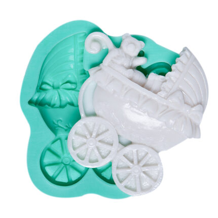 Bebek arabası silikon kalıbı ve kalıptan çıkmış bebek arabası figürü. Bebek şekeri süsü yapımı için ideal.