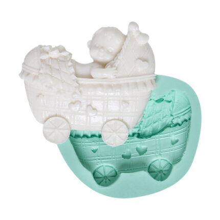 Kurdela bebek arabasında sevimli bebek silikon kalıp modeli. Bebek arabalı reçine modeli.