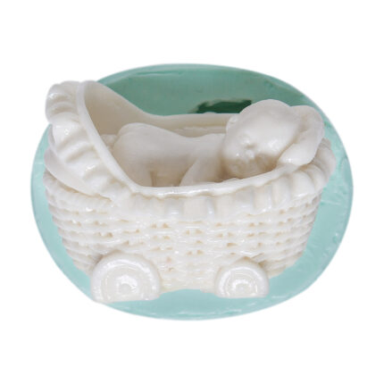 Bebek arabasında yüzüstü yatan bebek silikon kalıbı ile yapılmış bebek figürü.