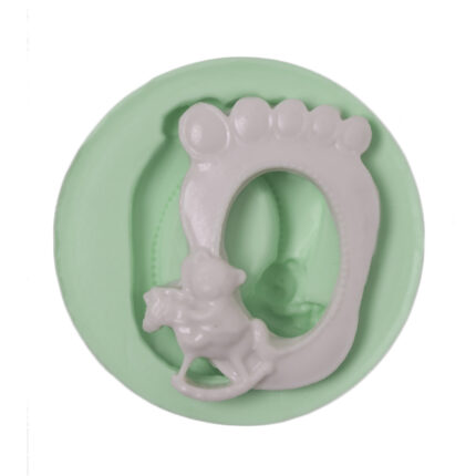 Bebek ayağı çerçeve silikon kalıbı ve oyuncak at detayı. Bebek hatırası için ideal.