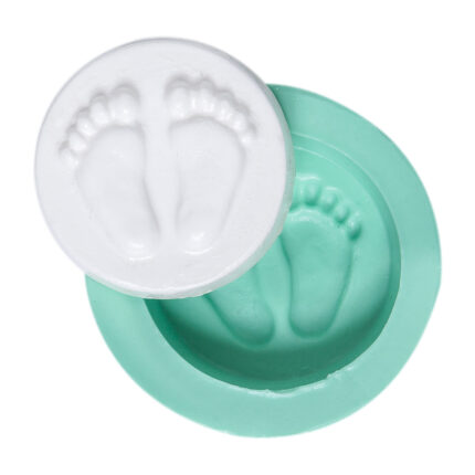 Bebek ayağı silikon kalıp ve dökülmüş beyaz obje. Bebek anısı hediyesi için ideal.