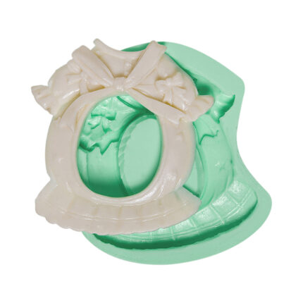 Bebek elbisesi çerçeve silikon kalıbı ve kalıptan çıkmış bebek elbisesi çerçevesi.