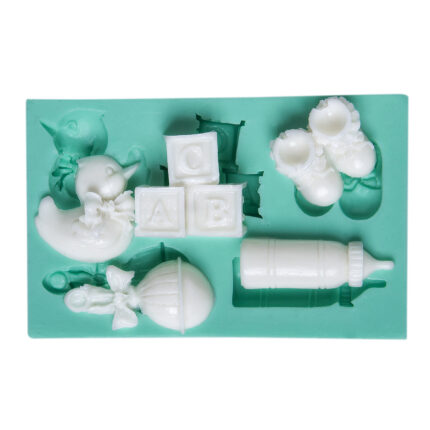 Bebek eşyaları 5'li silikon kalıbı: ördek, bebek botu, biberon, çıngırak ve ABC küpleri içeren kalıp.