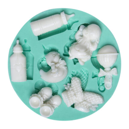 Bebek eşyaları 7'li silikon kalıbı: biberon, çıngırak, bebek figürleri içeren mavi kalıp.