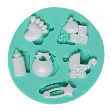 Bebek eşyaları silikon kalıbı: biberon, önlük, bebek arabası, ayak izi ve oyuncak blokları.