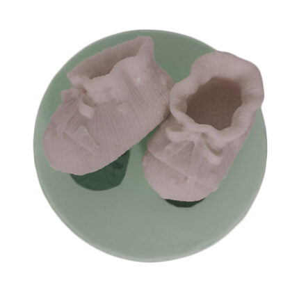 Bebek patiği silikon kalıbı ile yapılmış bebek şekeri süsü modeli. Kurdelya detaylı sevimli bebek patiği.