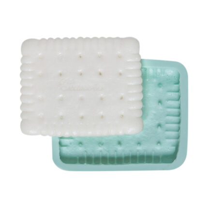 Bisküvi silikon kalıp ve dökülmüş bisküvi. Mutfak dekorasyonu için bisküvi alçı kalıbı.