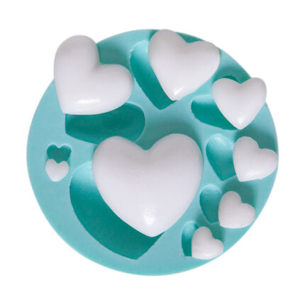 Boy boy kalp silikon kalıbı içinde beyaz sabun veya alçıdan yapılmış kalpler.