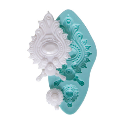 Kurdelya şık broş desenli silikon kalıbı ve reçine aksesuar iğnesi kalıbı ile yapılmış obje.