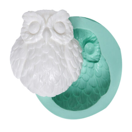 Büyük baykuş silikon kalıbı ve kalıptan çıkarılmış beyaz baykuş figürü. Dekoratif obje ve sabun yapımı için ideal.