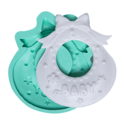 Bebek önlüğü silikon kalıbı. "BABY" yazılı, kurdeleli yenidoğan bebek önlüğü süsü kalıbı.