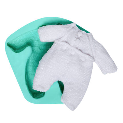 Büyük bebek tulumu silikon kalıbı ve kalıptan çıkarılmış bebek tulumu figürü.