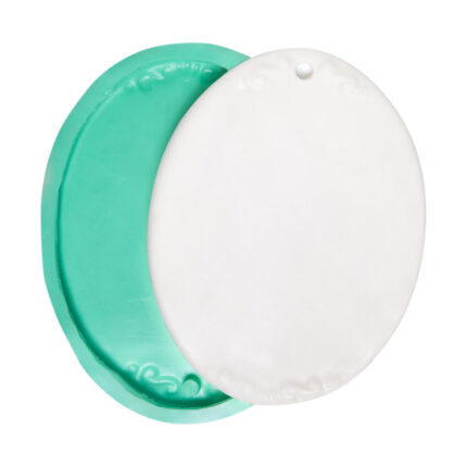 Büyük boş çerçeve delikli silikon kalıbı ve dökülmüş obje. Dekoratif obje, sabun, takı, mum yapımı için uygun.