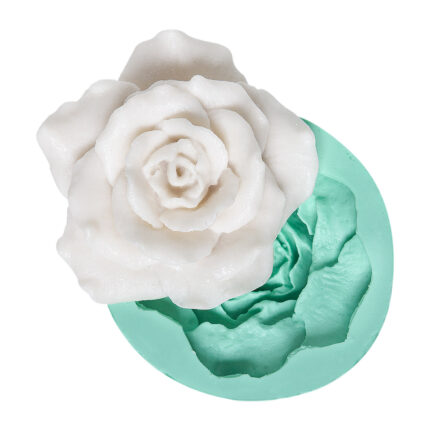 Büyük gül silikon kalıp modeli ve beyaz gül objesi. Gül temalı dekorasyon için ideal.