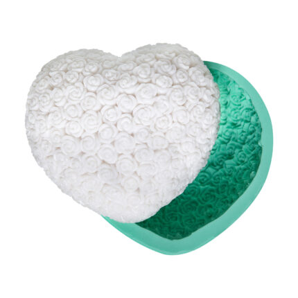 Büyük güllü kalp silikon kalıp ile yapılmış beyaz güllü kalp obje