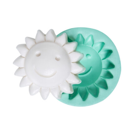 Büyük güneş silikon kalıbı ve kalıptan çıkmış güneş figürlü sabun. Yaz temalı sabun yapımı için ideal.