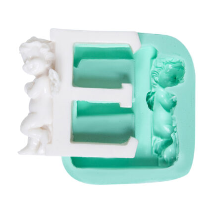 Büyük melekli harf E silikon kalıbı ve kalıptan çıkarılmış harf E objesi.