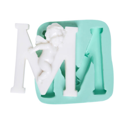 Büyük melekli harf M silikon kalıbı ve kalıptan çıkarılmış M harfi obje. Kişiye özel dekorasyon için ideal.