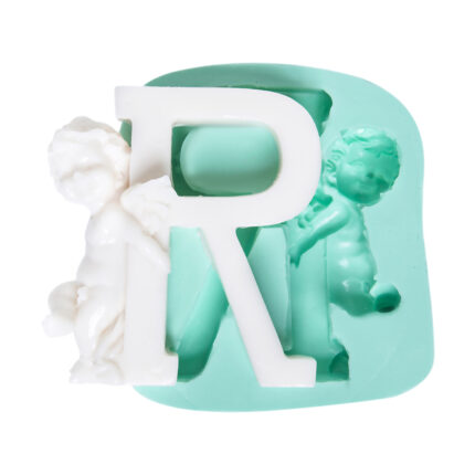 Büyük melekli harf R silikon kalıbı ve kalıptan çıkan harf R objesi. Kişiselleştirilmiş dekorasyon için ideal.